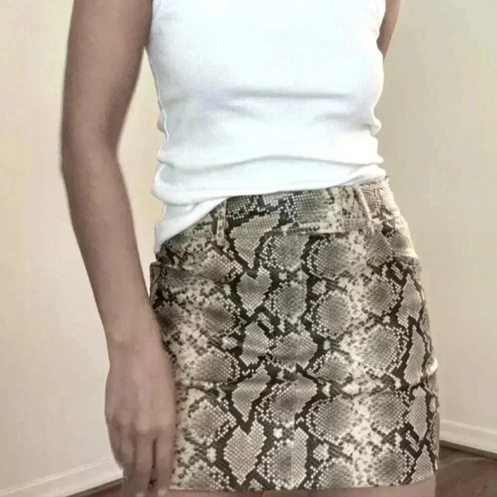 Xntrik Sport Vegan Snakeskin Pattern Gray mini Skirt/ side zipper slip-BNWOT